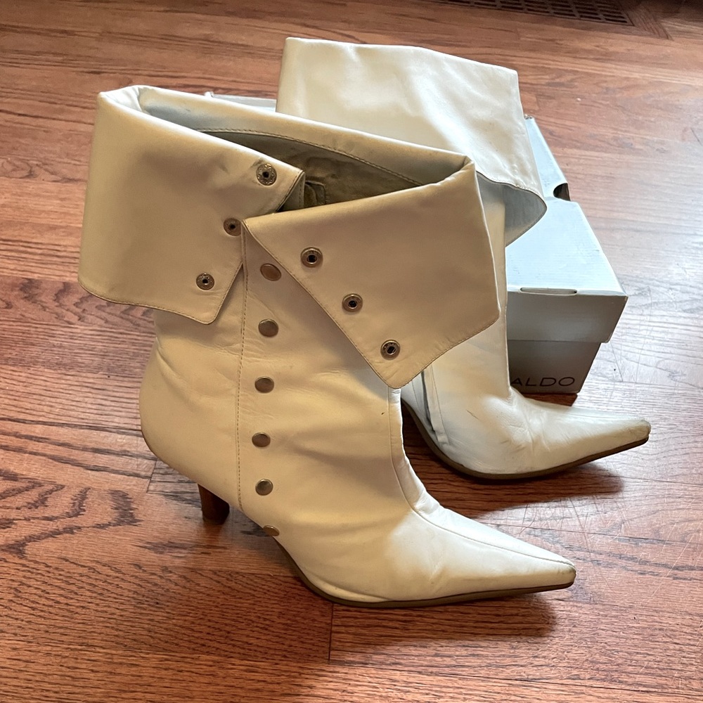 White leather Aldo bootie Y2K